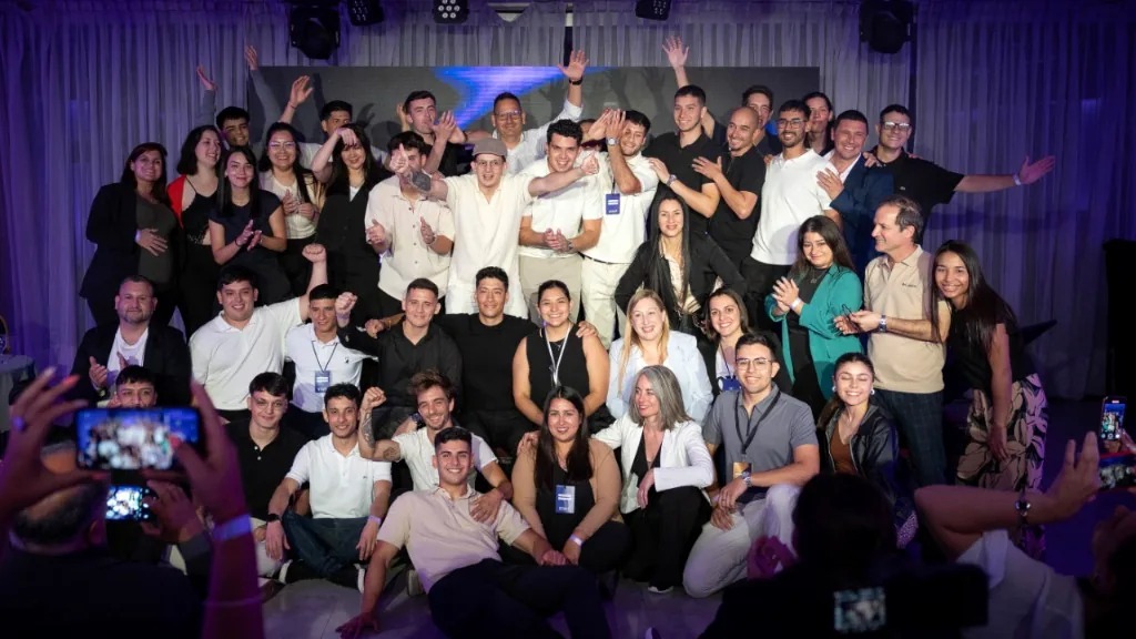 Equipo de Multi D junto en un evento